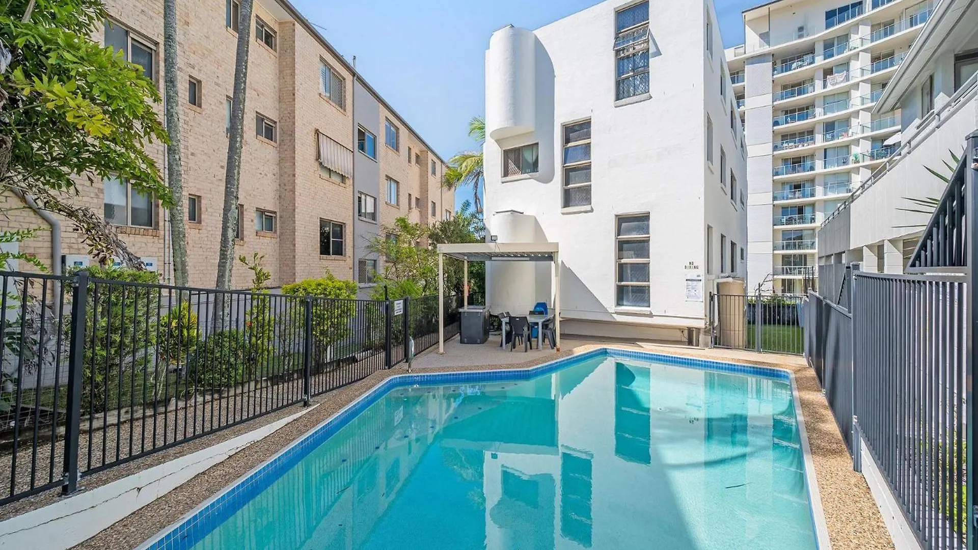 Surfside Six Unit 1 Bulcock Beach Qld Καλούντρα