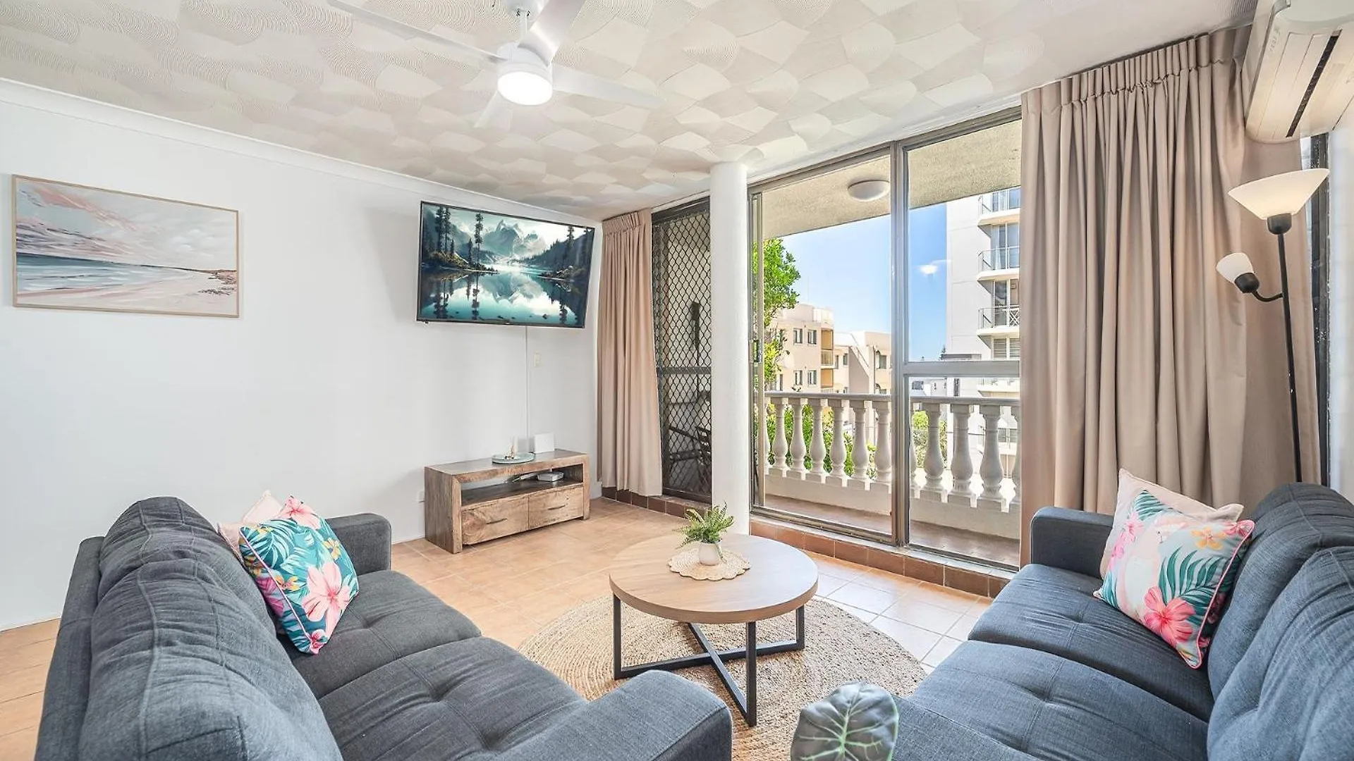 Surfside Six Unit 1 Bulcock Beach Qld Καλούντρα